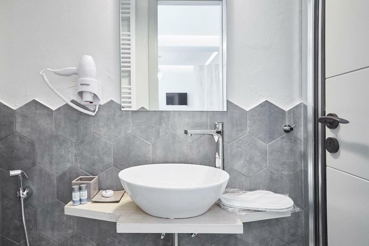 Live In A Funky & Renovated Studio Near Acropolis 아테네 외부 사진